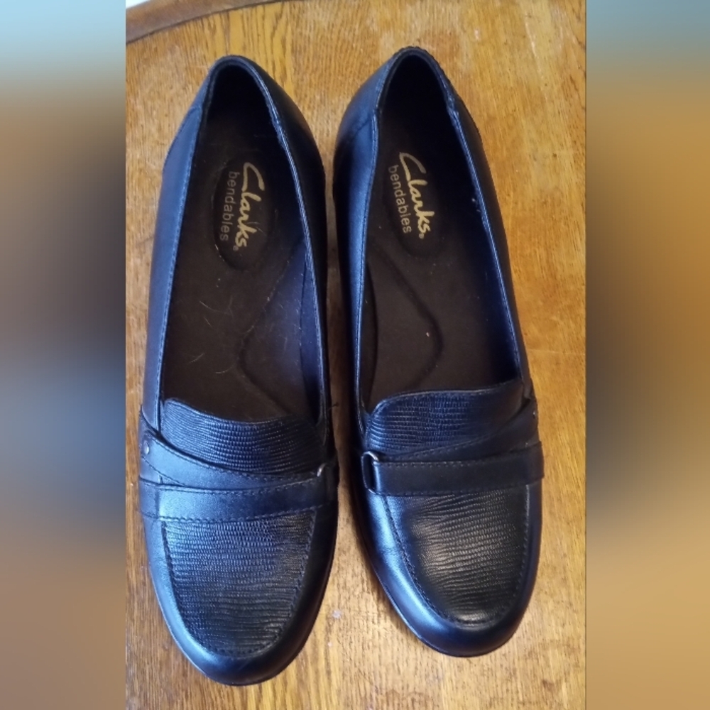 Clarks Black Leather Flats Sleek Design